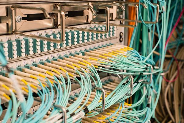 Djapic und Suker Kabelverlegung